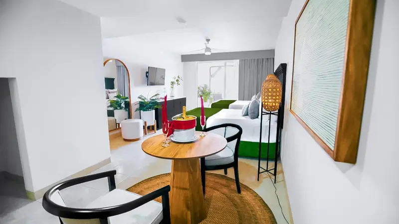 Une table ronde est mise en scène dans un intérieur clair et moderne.