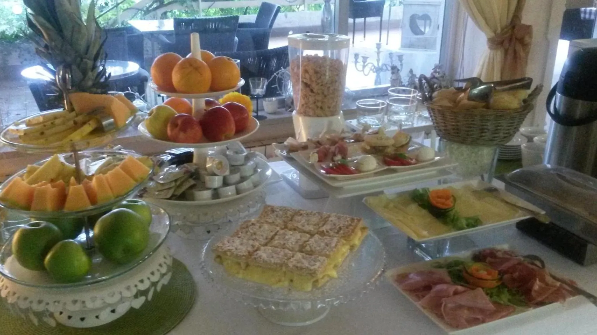 Un buffet propose une variété de fruits frais, de pâtisseries et de viennoiseries.