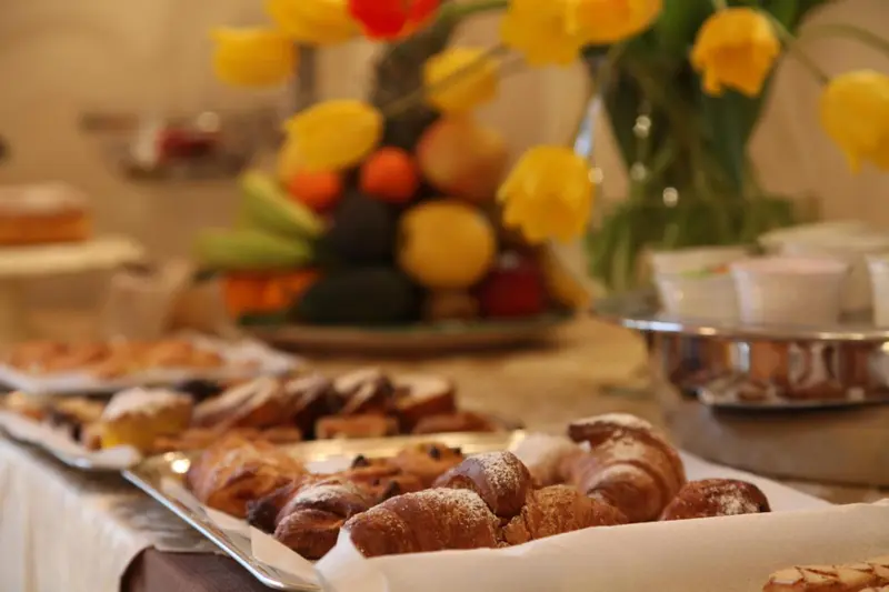 Une table garnie de viennoiseries et de fruits frais.