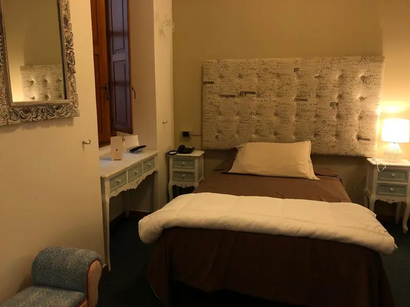 Une chambre à coucher avec un lit et une coiffeuse.