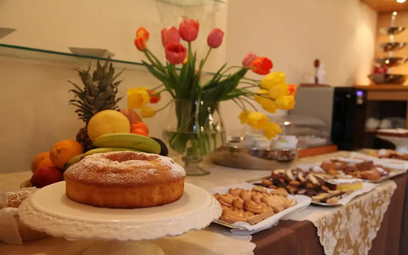 Une table garnie de fruits frais et de pâtisseries.