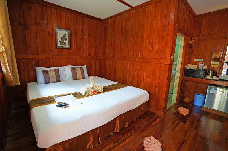 Une chambre avec un grand lit recouvert d'une courtepointe décorative.