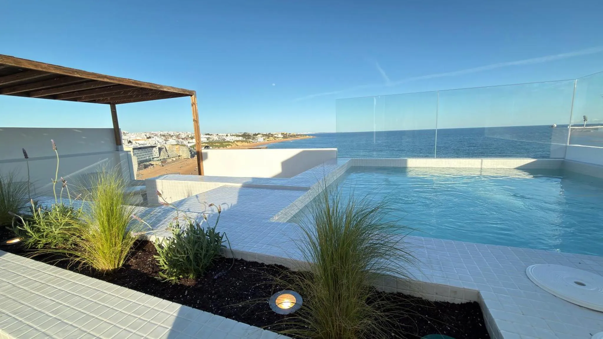 Terrasse avec piscine et vue sur la mer.