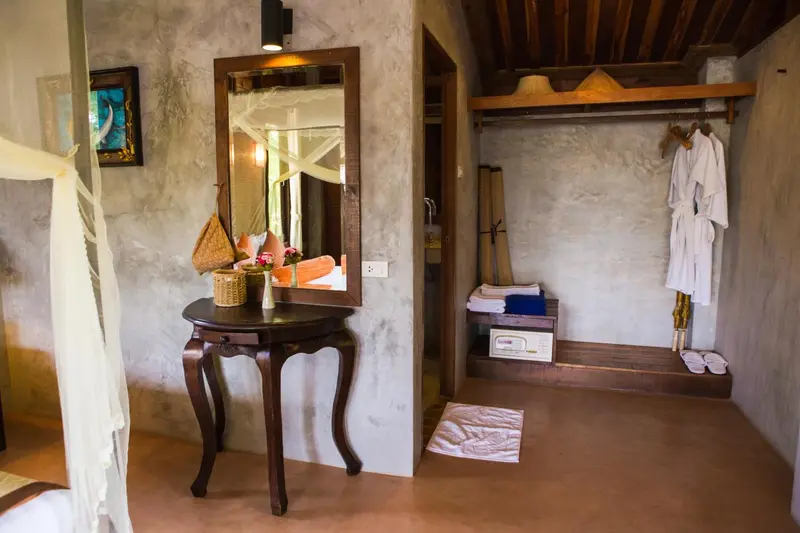Une chambre à coucher avec coiffeuse et espace rangement.