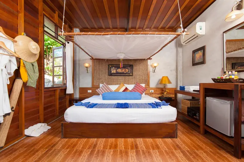 Une chambre lumineuse avec un grand lit à baldaquin et une décoration en bois.