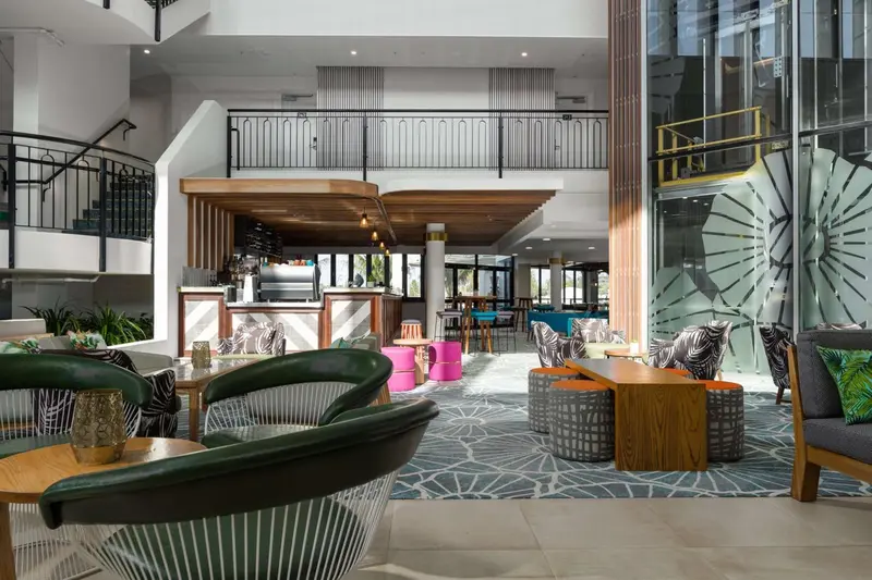 Un espace de détente intérieur avec des fauteuils et des tables basses.