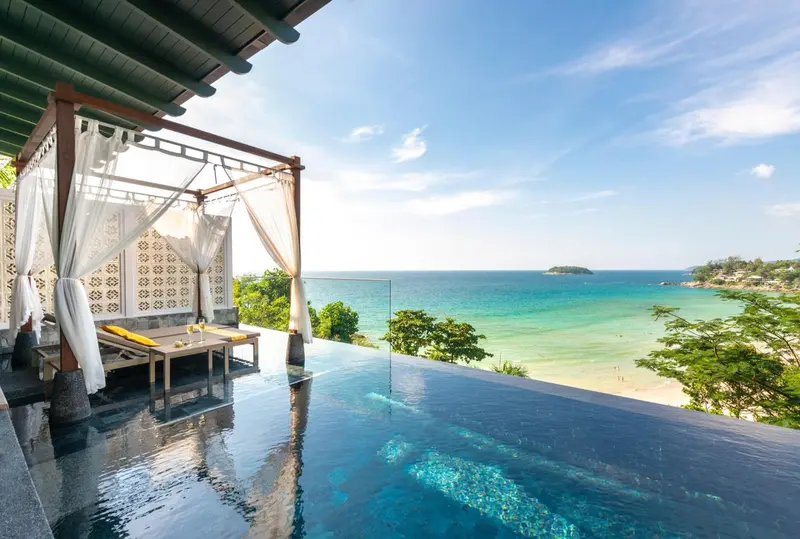 Terrasse avec piscine à débordement donnant sur la mer.