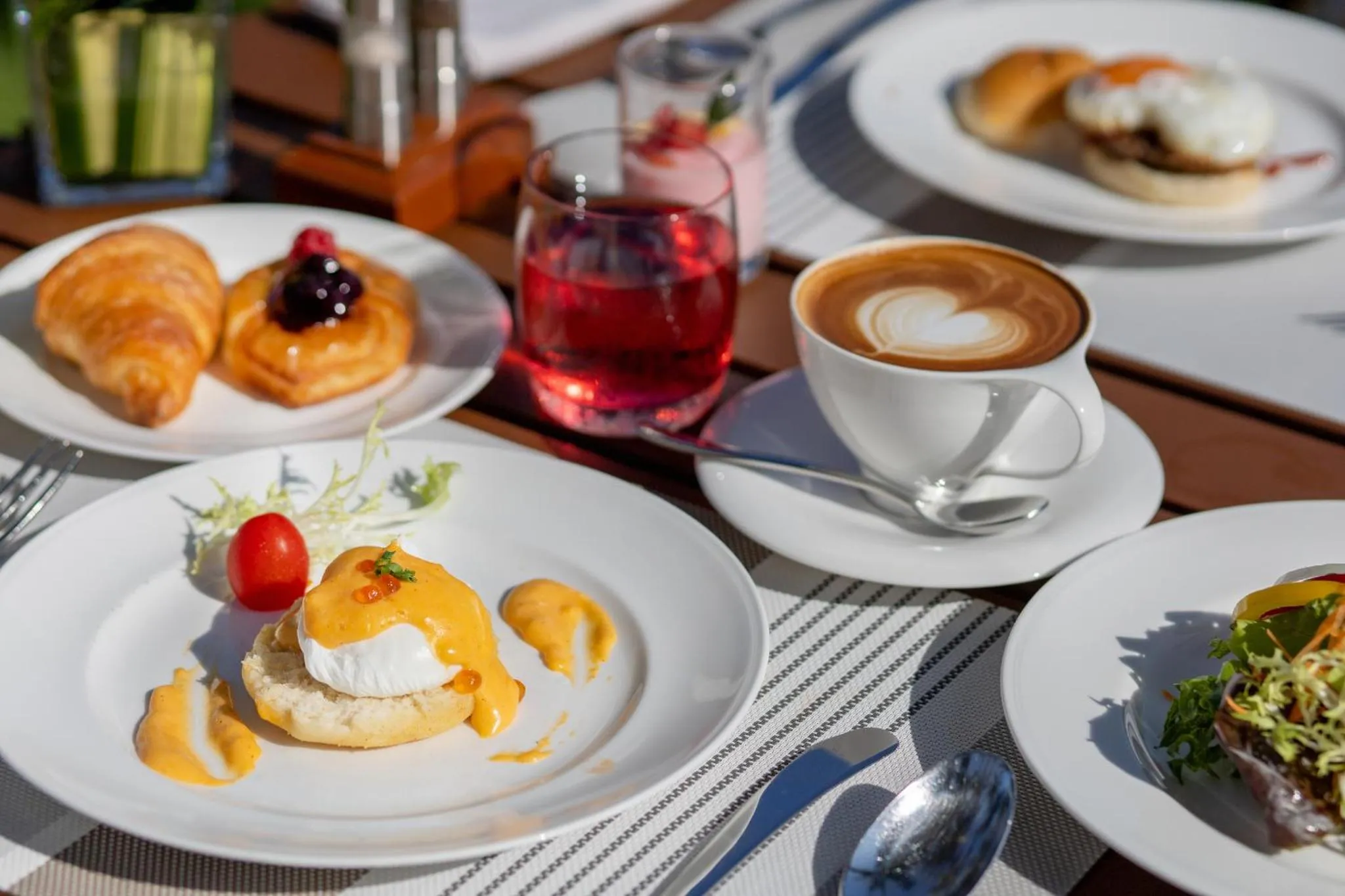 Une table est dressée avec des plats variés et des boissons colorées.
