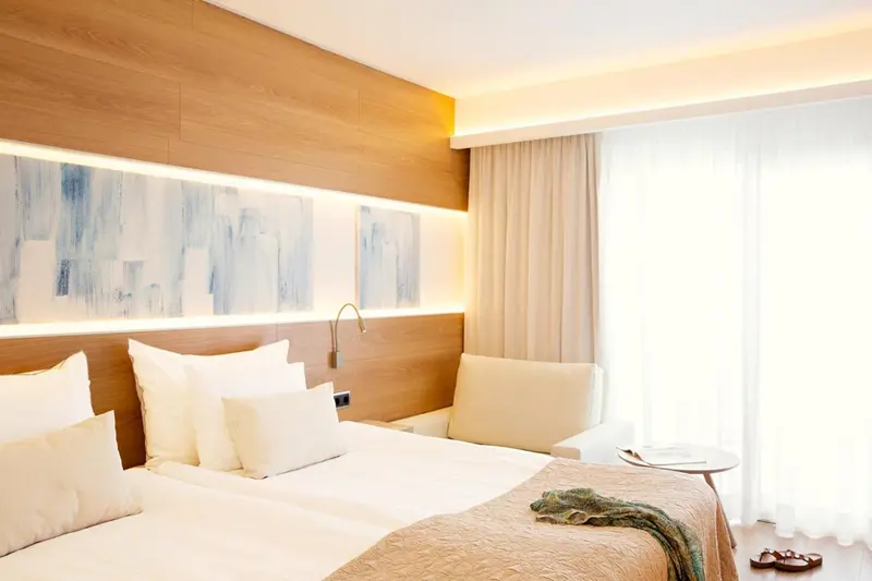 Une chambre lumineuse avec un grand lit et une décoration moderne.