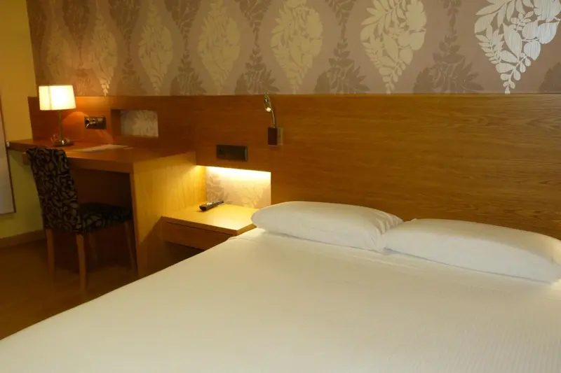 Une chambre d'hôtel avec un lit et un bureau.