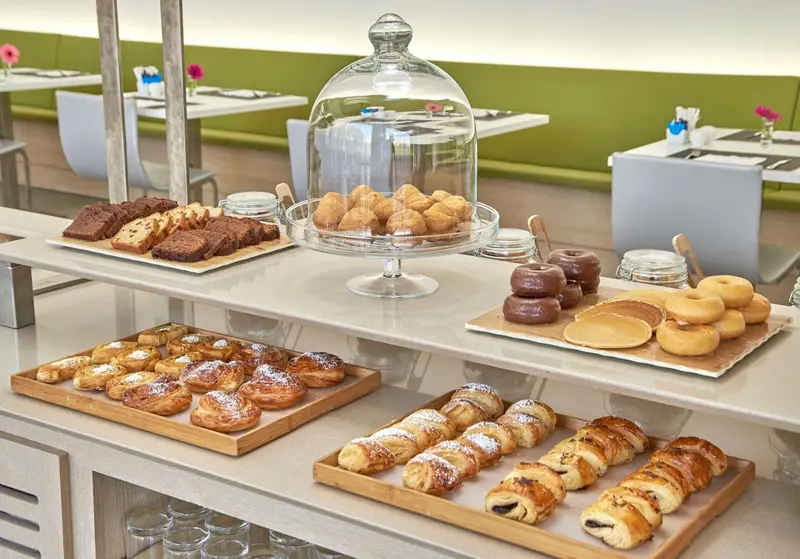 Un buffet propose une variété de pâtisseries et de viennoiseries.