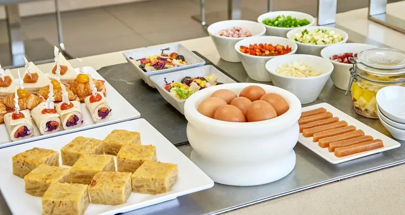 Un buffet propose une variété de plats froids et d'œufs.