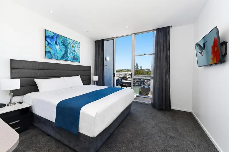 Une chambre lumineuse avec un grand lit et une vue sur la mer.