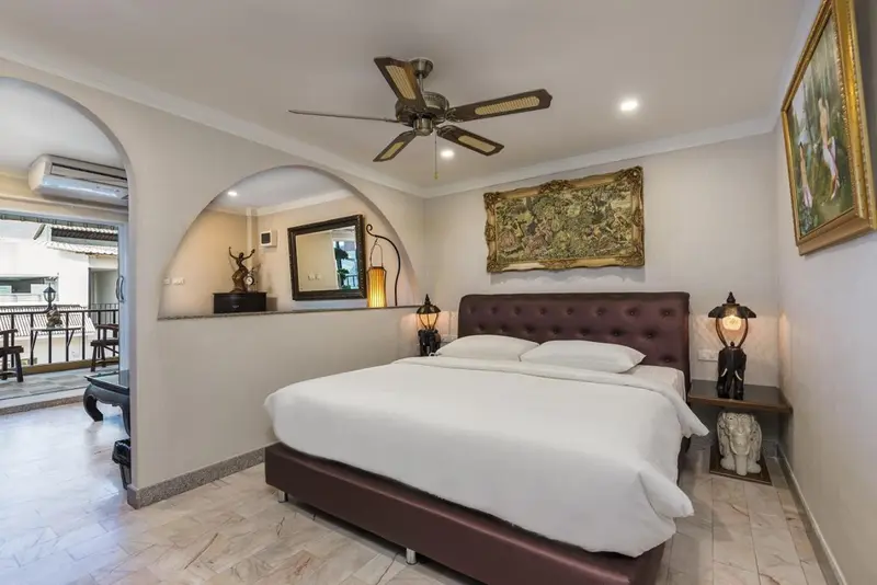 Une chambre à coucher lumineuse avec un grand lit et une décoration murale.
