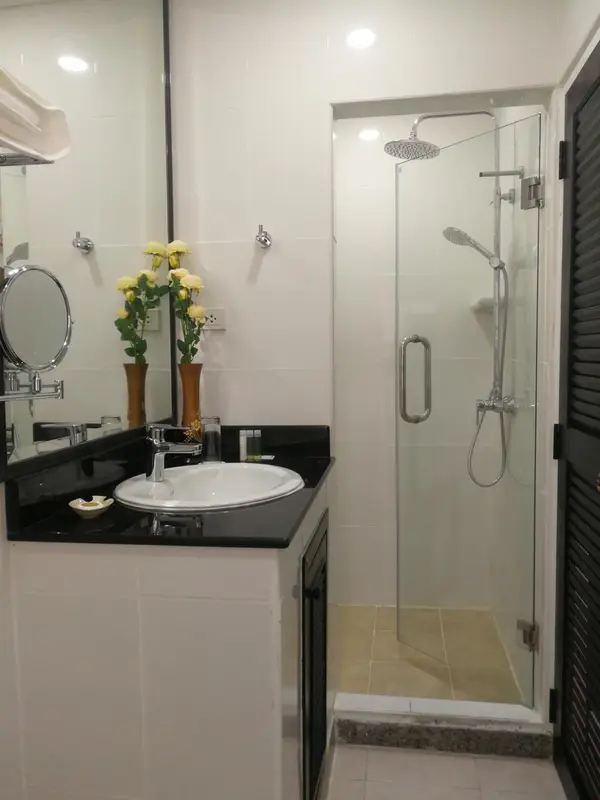Une salle de bain moderne avec douche à l'italienne et lavabo.