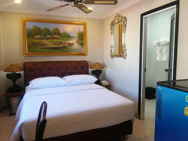 Une chambre avec un grand lit et une décoration murale.