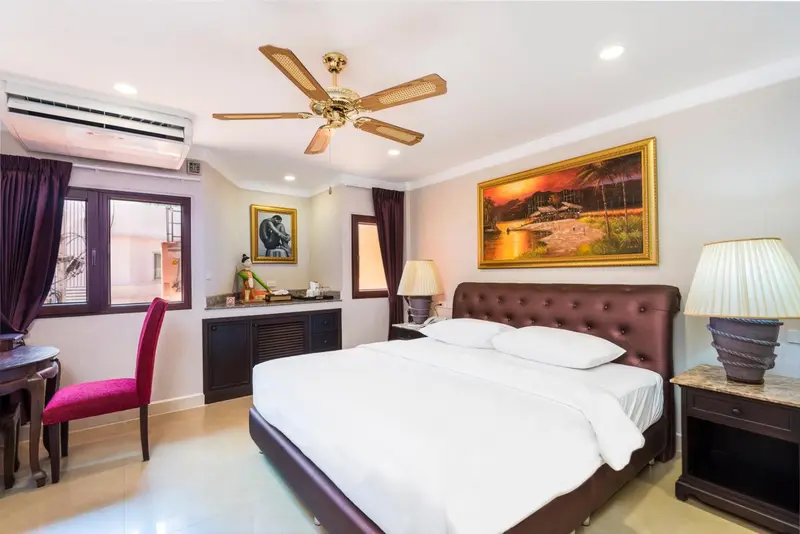Une chambre lumineuse avec un grand lit et une décoration soignée.