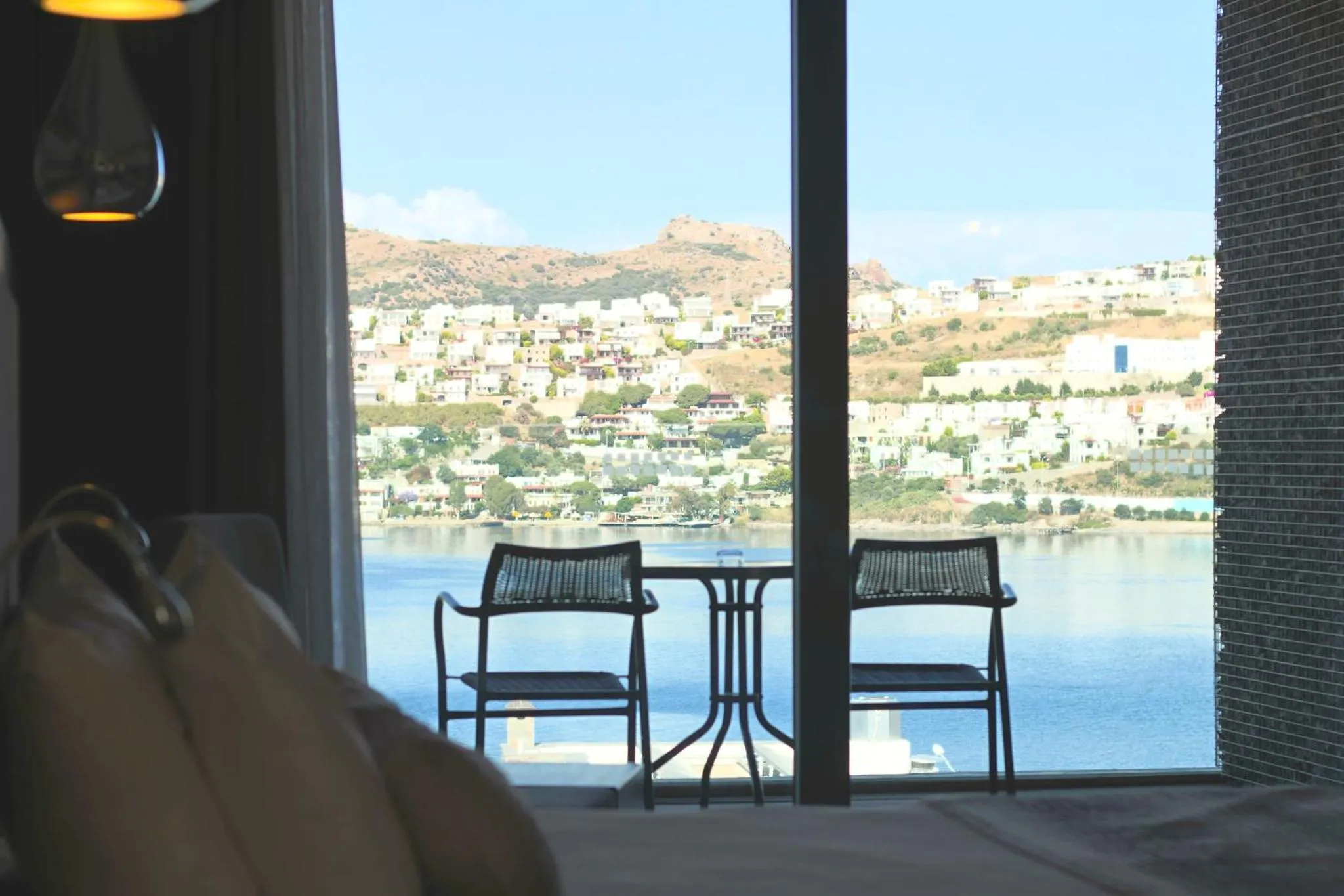 Vue sur la mer et la ville depuis une terrasse.