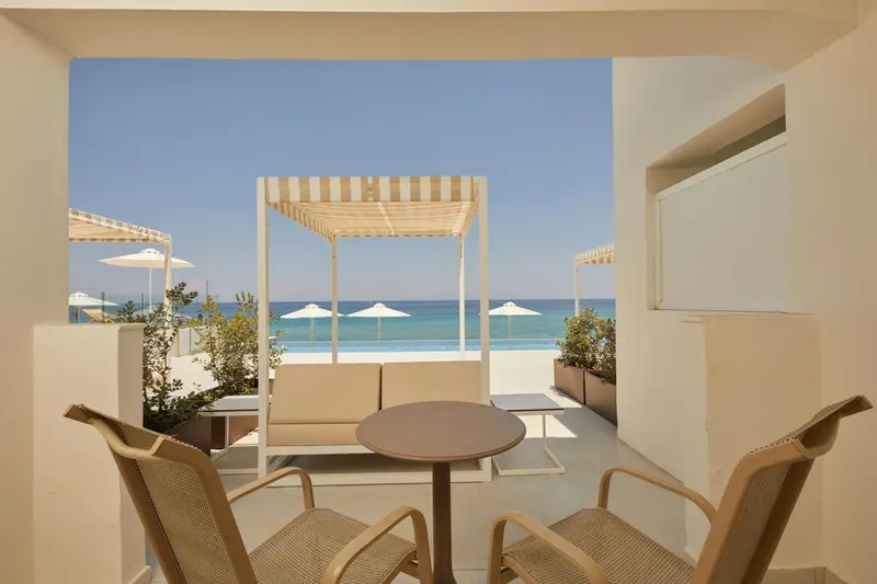 Terrasse avec mobilier d'extérieur donnant sur la mer.