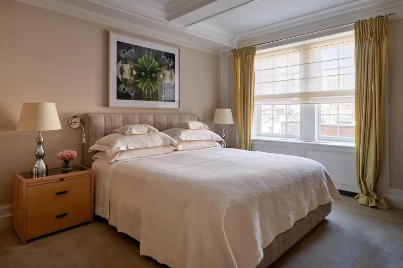 Une chambre lumineuse avec un grand lit et une décoration sobre.