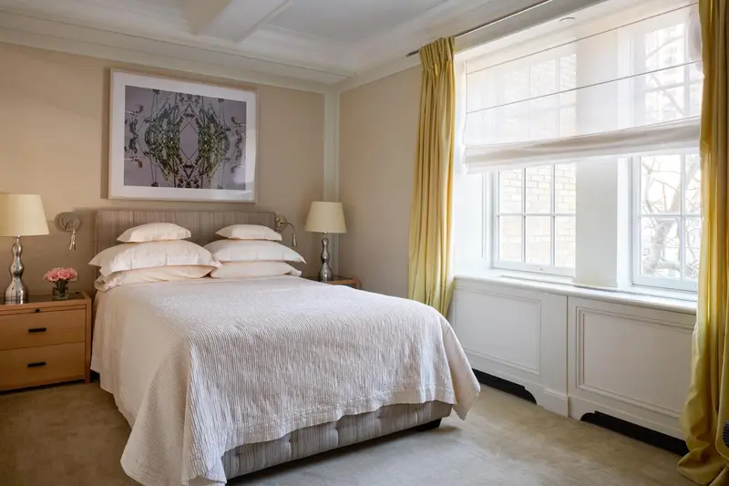 Une chambre lumineuse avec un grand lit et une décoration sobre.