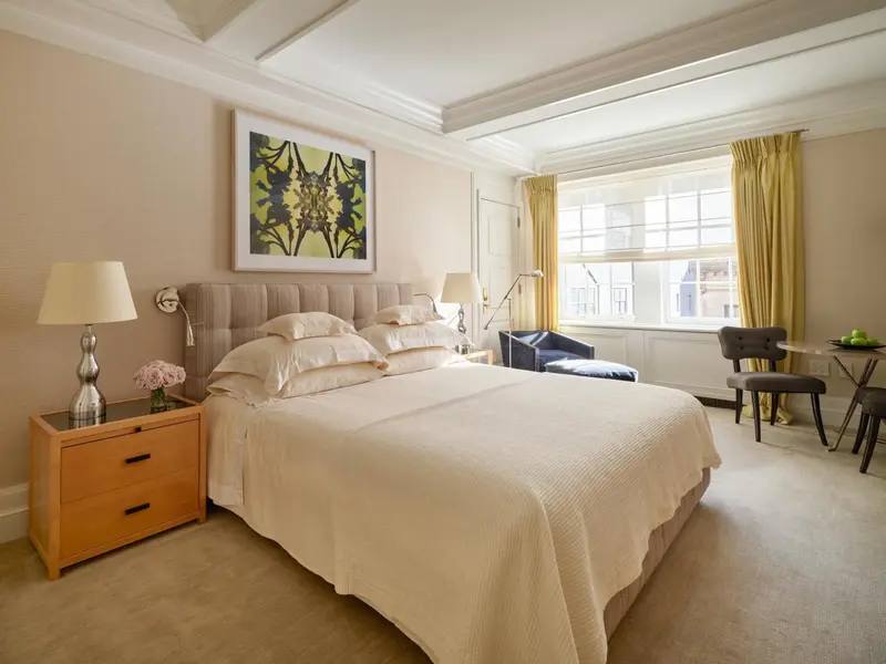 Une chambre lumineuse avec un grand lit et une décoration sobre.