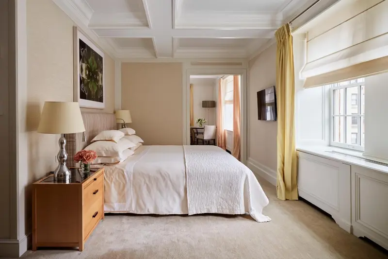 Une chambre lumineuse avec un grand lit et une fenêtre.