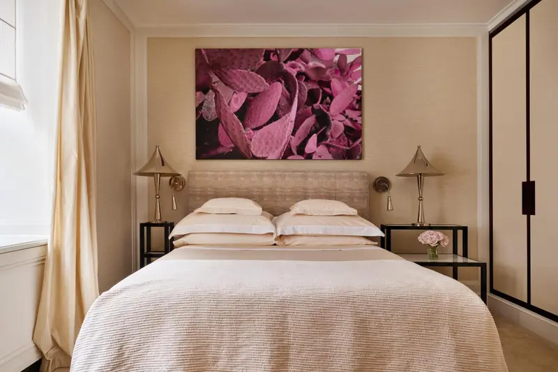 Une chambre à coucher lumineuse avec un grand lit recouvert d'une courtepointe.