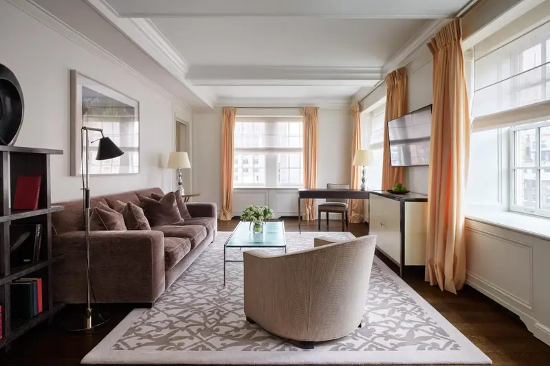 Un salon confortable avec un canapé, des fauteuils et une table basse.