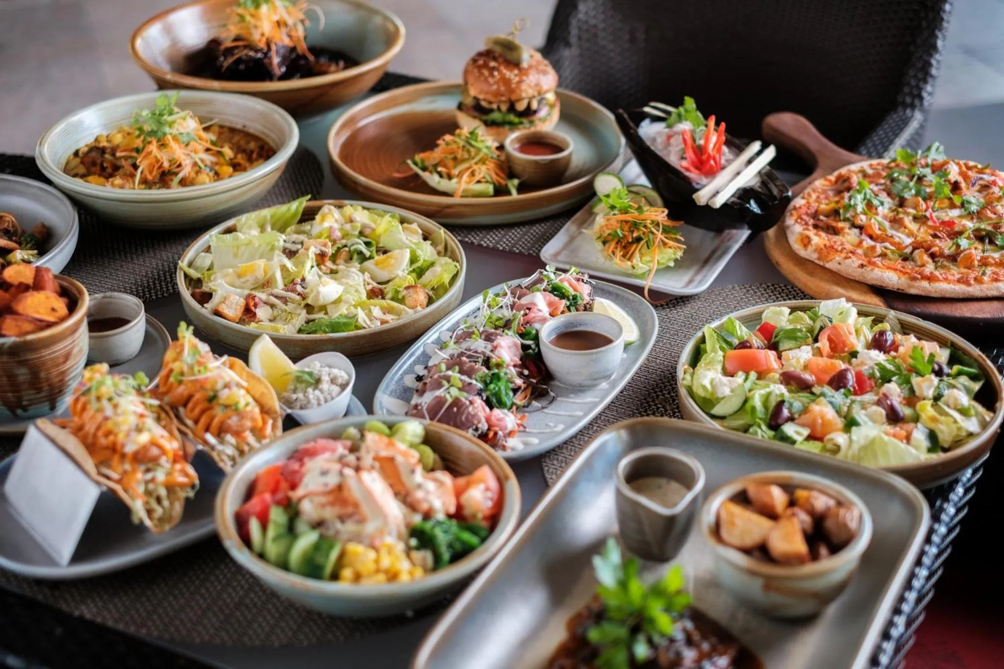 Une table garnie de divers plats colorés et appétissants.