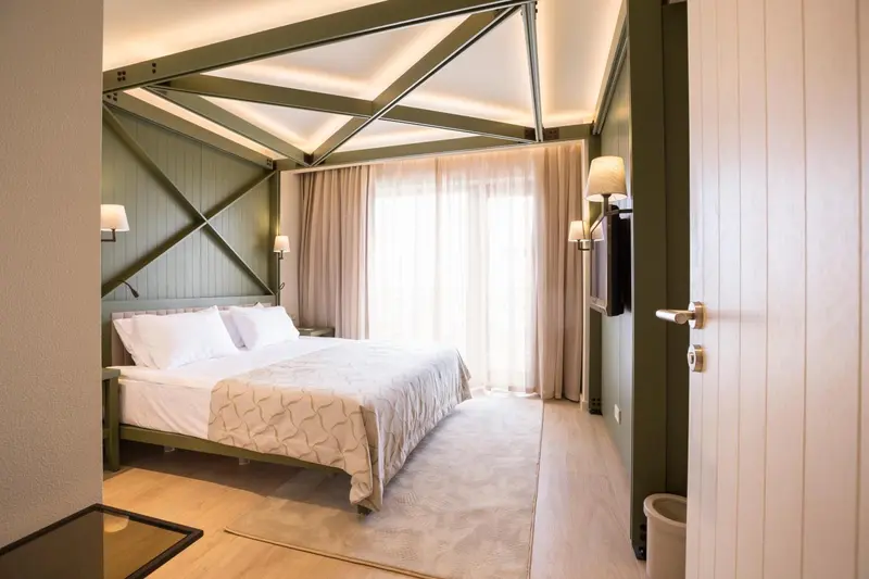 Une chambre lumineuse avec un lit double et une décoration moderne.