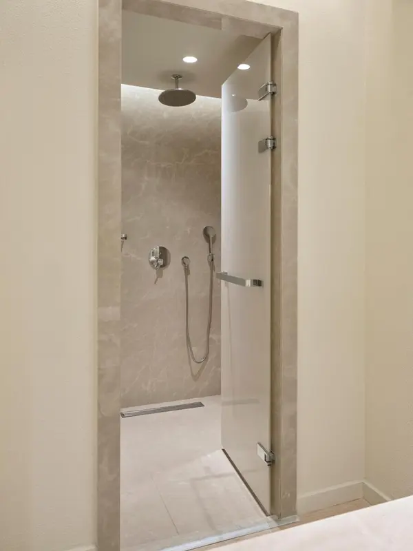 Une douche à l'italienne moderne avec parois vitrées.