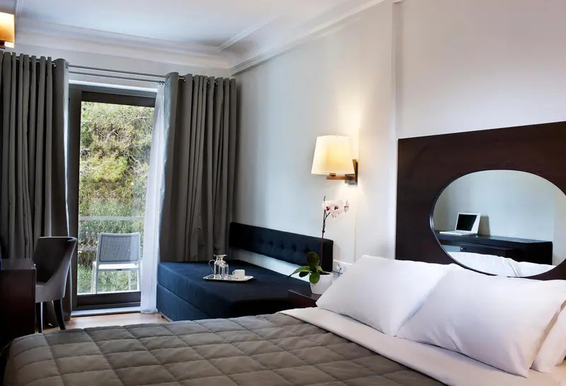 Une chambre d'hôtel moderne avec un lit confortable et un accès à un balcon.