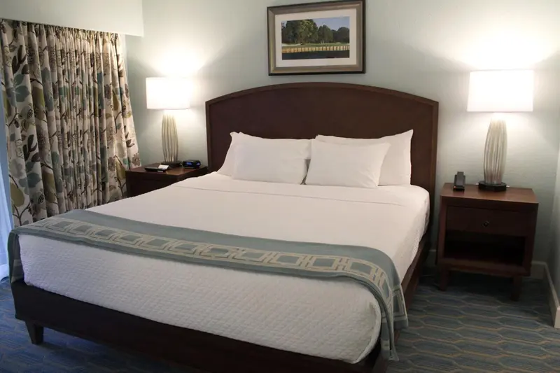 Une chambre avec un grand lit et des tables de chevet.