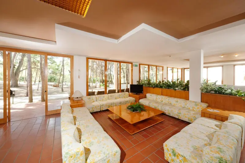 Espace de détente intérieur avec canapés et tables basses.