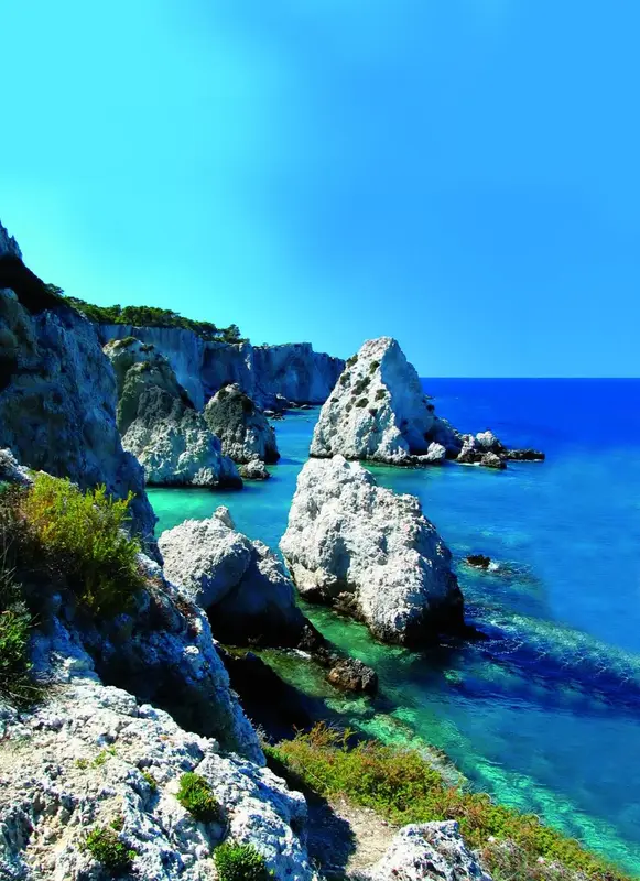 Côte rocheuse surplombant une mer turquoise et limpide.