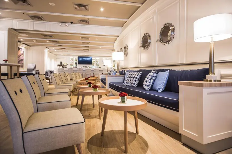 Un espace de détente intérieur avec des canapés et des fauteuils confortables.