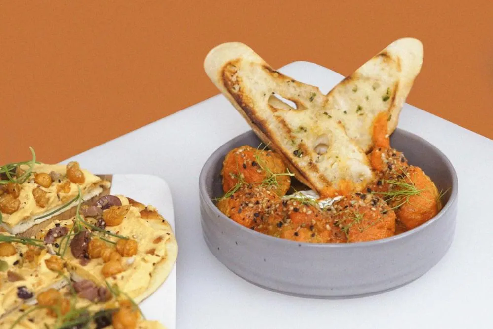 Assiette de pain grillé et de légumes orangés servis dans un bol.