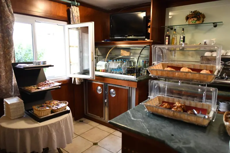 Un comptoir de buffet propose des viennoiseries et des pâtisseries.