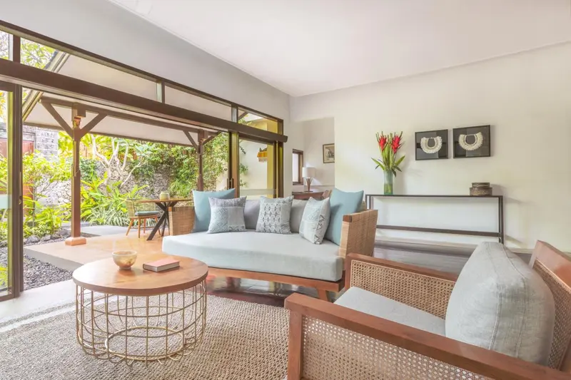 Un espace de détente intérieur avec canapés et table basse.