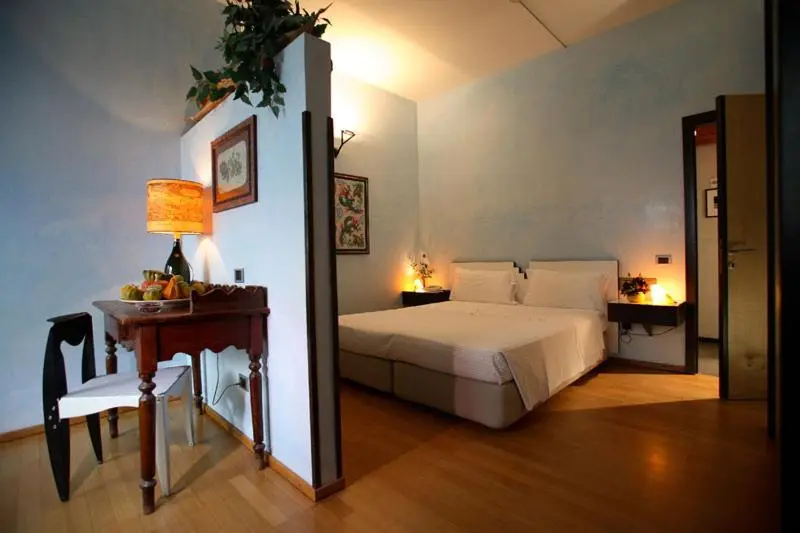Une chambre lumineuse avec un lit et un coin repas.