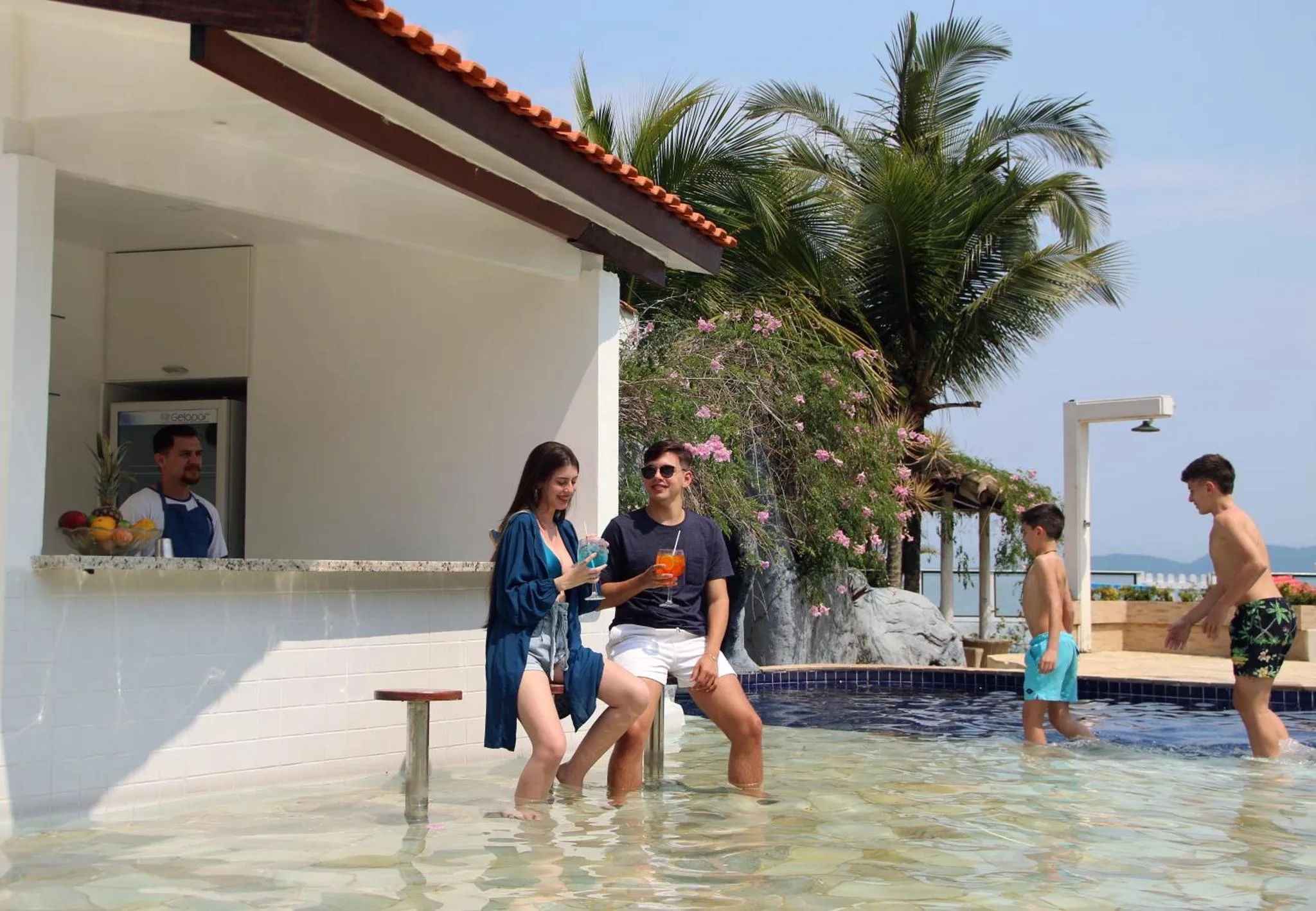 Des clients se détendent au bar de la piscine ensoleillée.