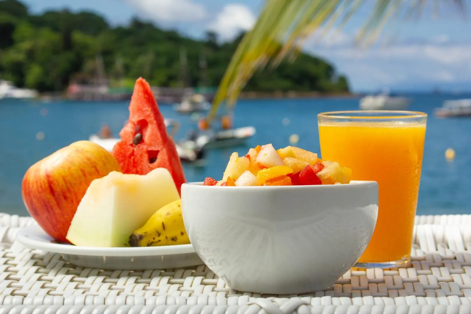Une nature morte de fruits frais et de jus d'orange sur une table.