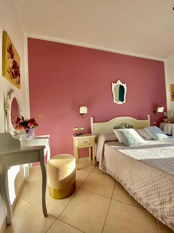 Une chambre à coucher lumineuse avec un lit et une coiffeuse.