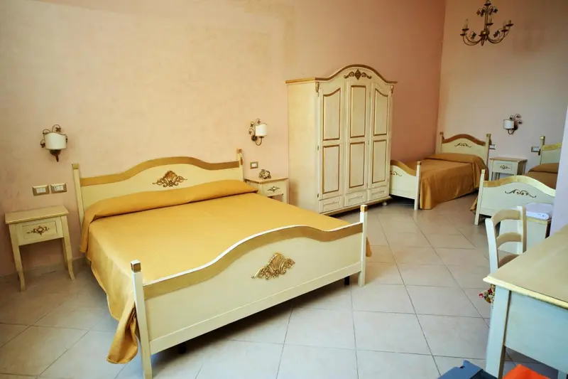 Une chambre d'hôtel lumineuse avec deux lits et des meubles en bois.
