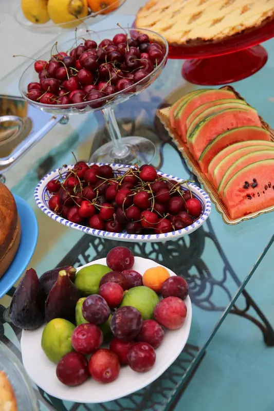 Assortiment de fruits frais disposés sur une table.