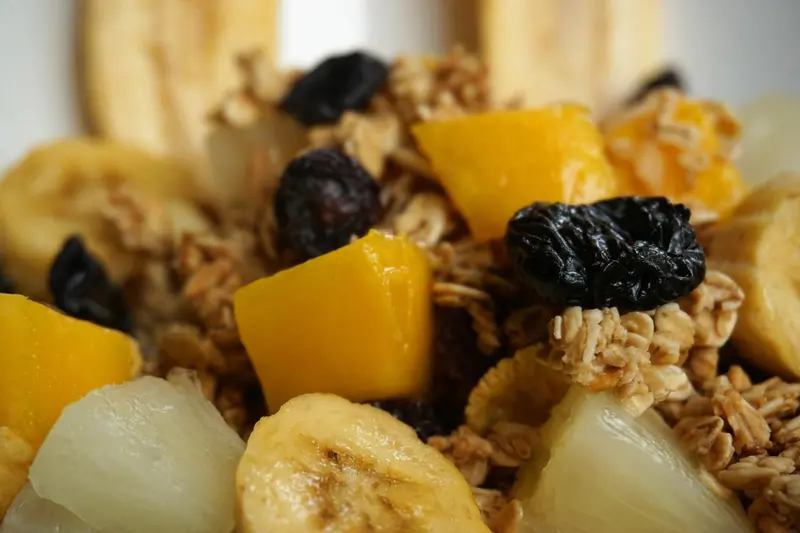 Un bol de fruits frais et de céréales est présenté en gros plan.