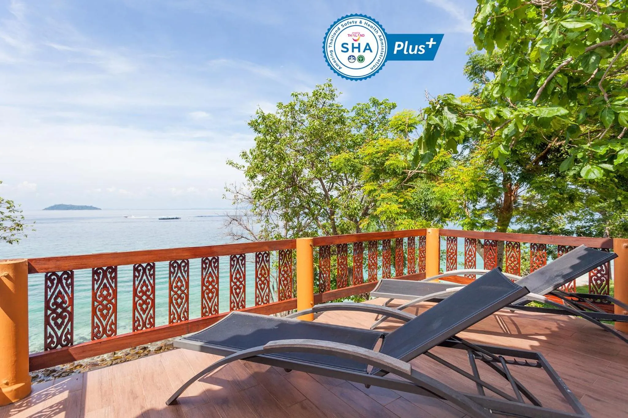 Terrasse avec transats et vue sur la mer.