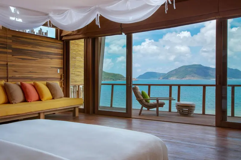 Une chambre lumineuse s'ouvre sur une vue imprenable sur la mer.