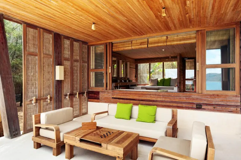 Espace de détente intérieur avec canapés et mobilier en bois clair.